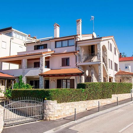 Holiday Apartment 50M From The Beach Pjescana Uvala Bagian luar foto