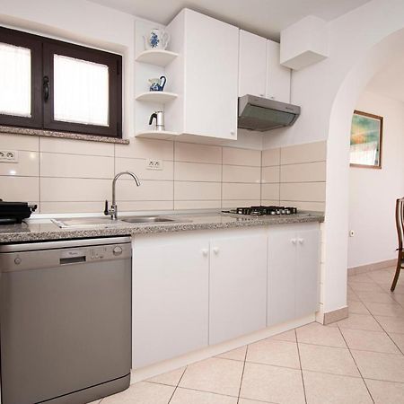 Holiday Apartment 50M From The Beach Pjescana Uvala Bagian luar foto