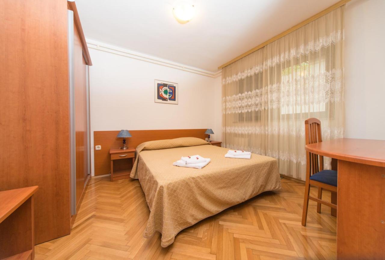 Holiday Apartment 50M From The Beach Pjescana Uvala Bagian luar foto