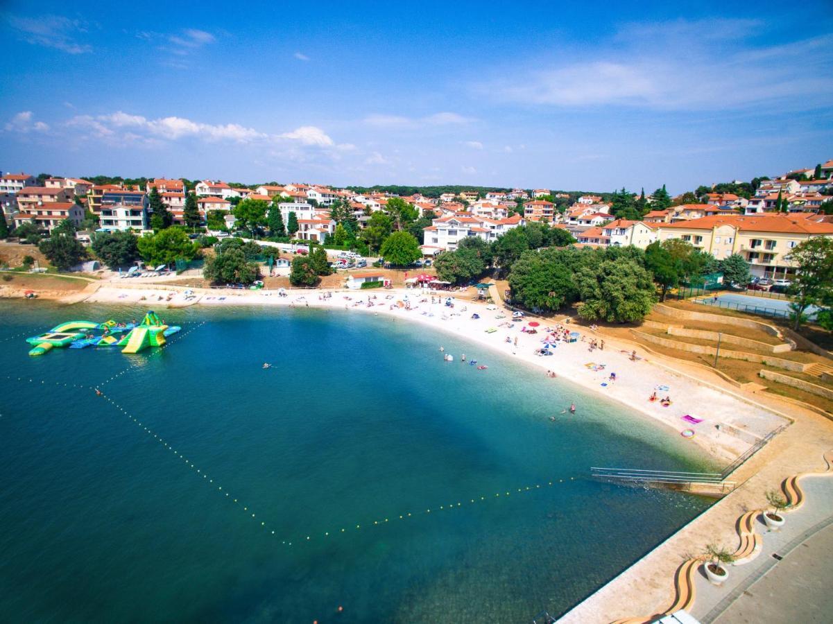 Holiday Apartment 50M From The Beach Pjescana Uvala Bagian luar foto