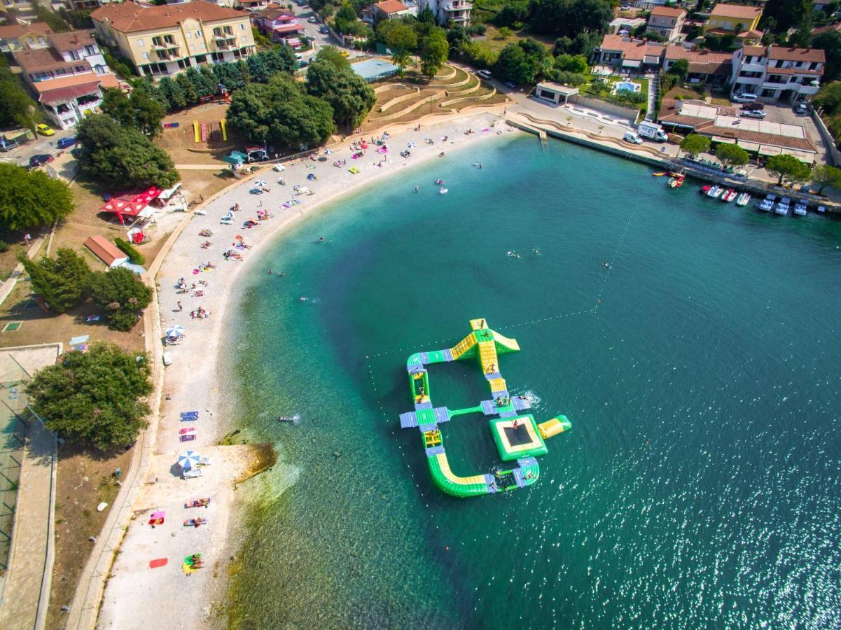 Holiday Apartment 50M From The Beach Pjescana Uvala Bagian luar foto