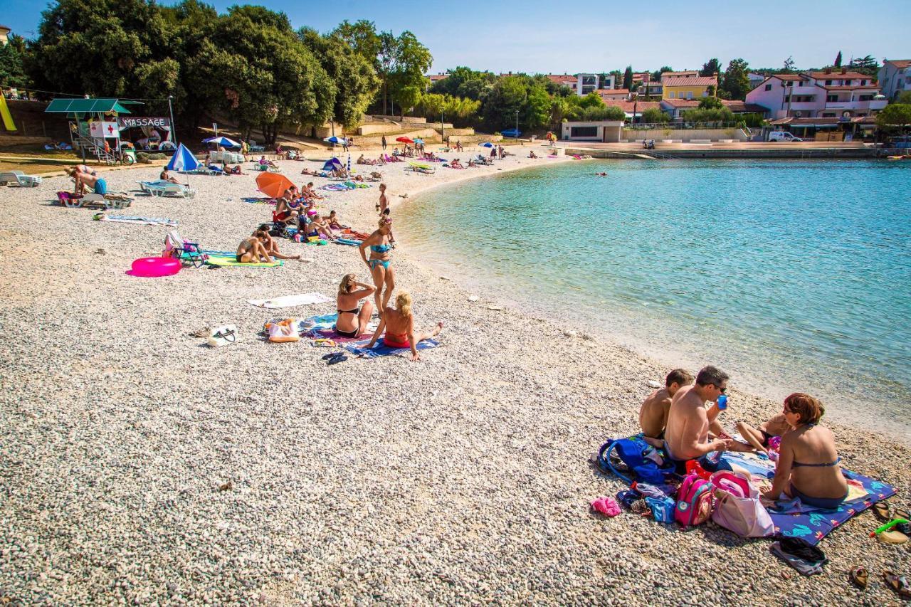 Holiday Apartment 50M From The Beach Pjescana Uvala Bagian luar foto
