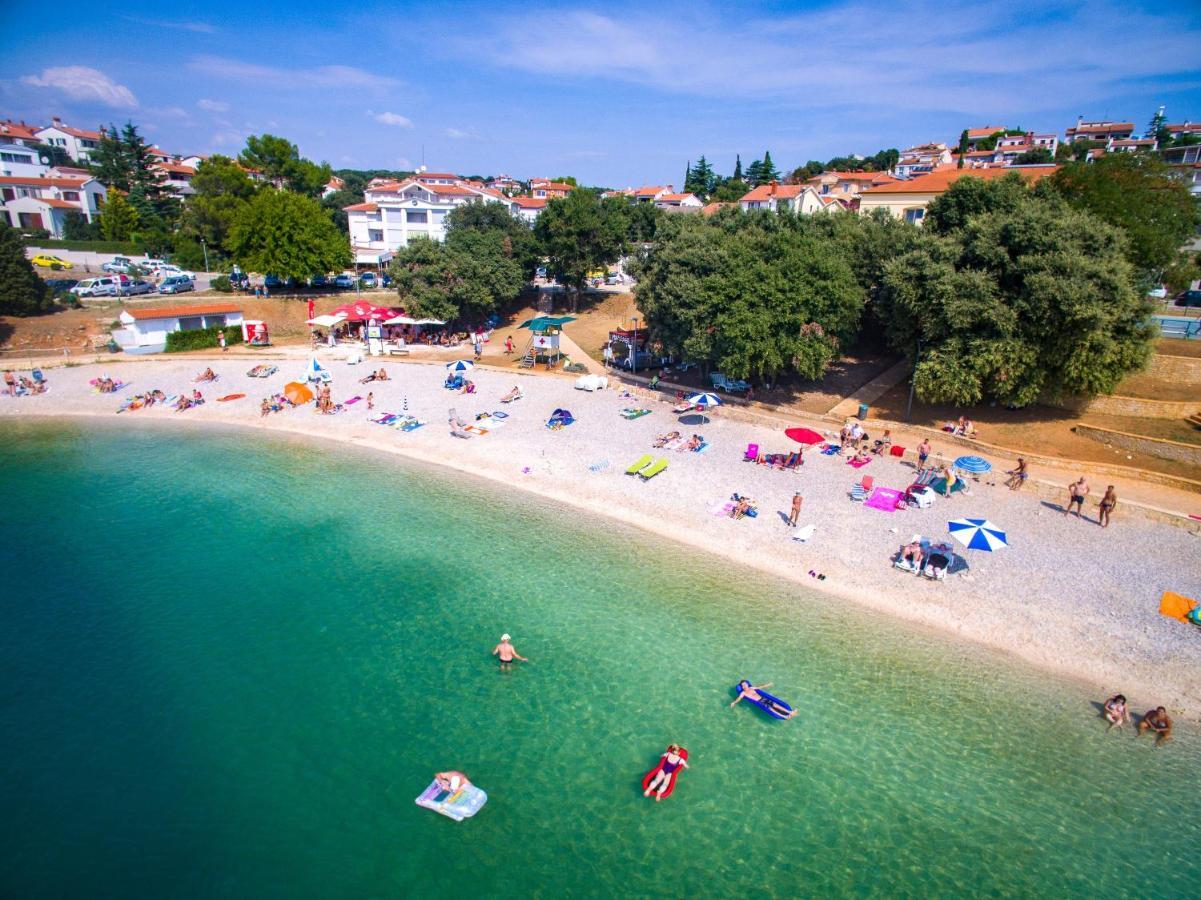 Holiday Apartment 50M From The Beach Pjescana Uvala Bagian luar foto