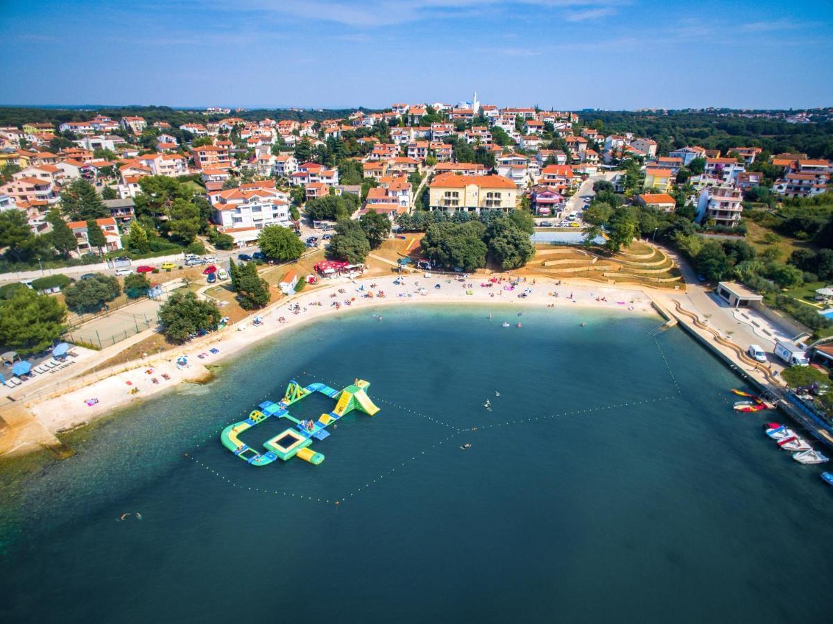 Holiday Apartment 50M From The Beach Pjescana Uvala Bagian luar foto