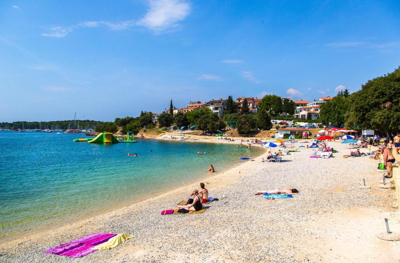 Holiday Apartment 50M From The Beach Pjescana Uvala Bagian luar foto