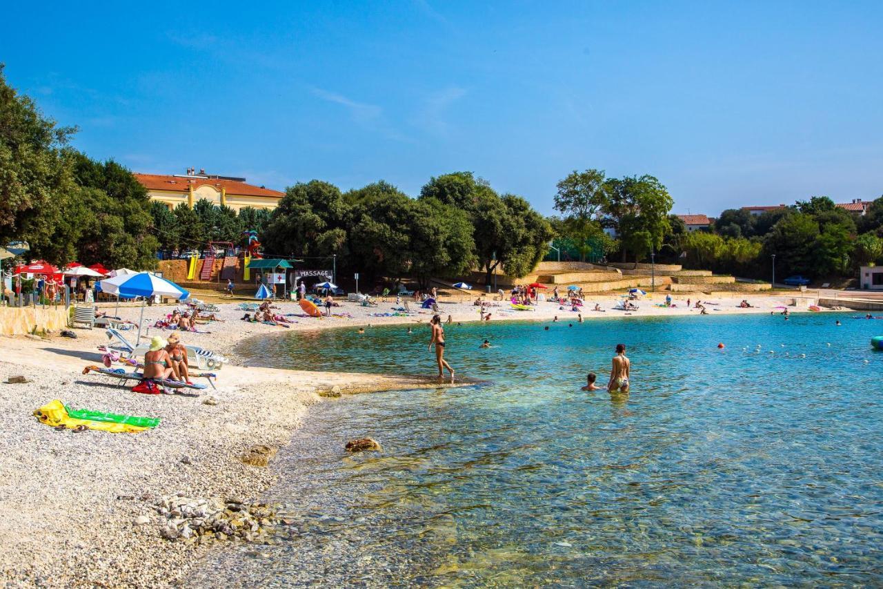 Holiday Apartment 50M From The Beach Pjescana Uvala Bagian luar foto