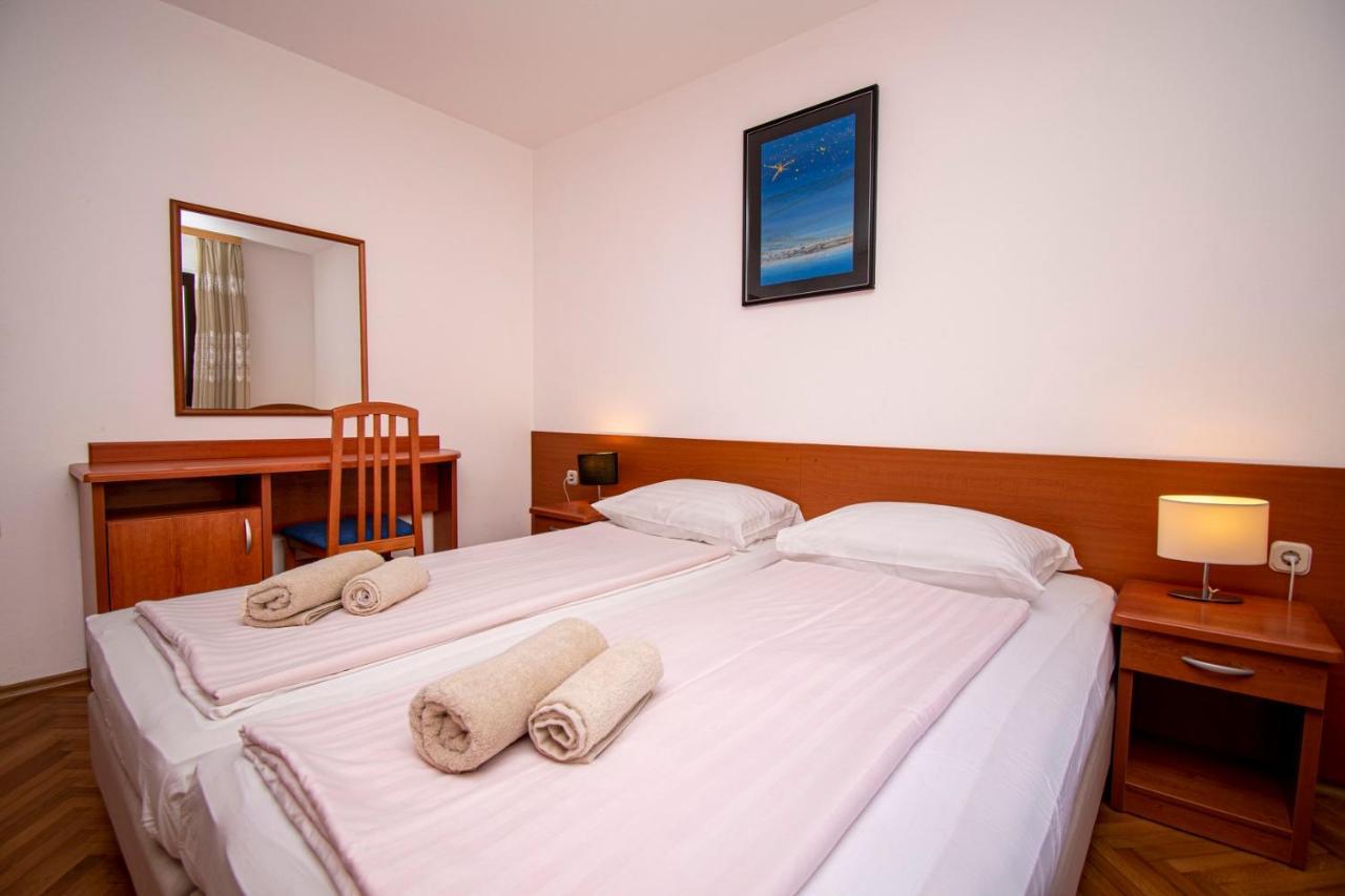 Holiday Apartment 50M From The Beach Pjescana Uvala Bagian luar foto