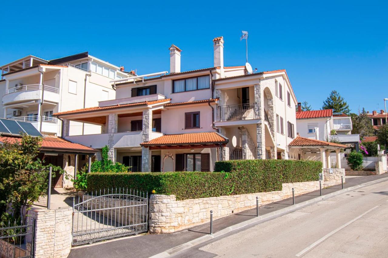 Holiday Apartment 50M From The Beach Pjescana Uvala Bagian luar foto