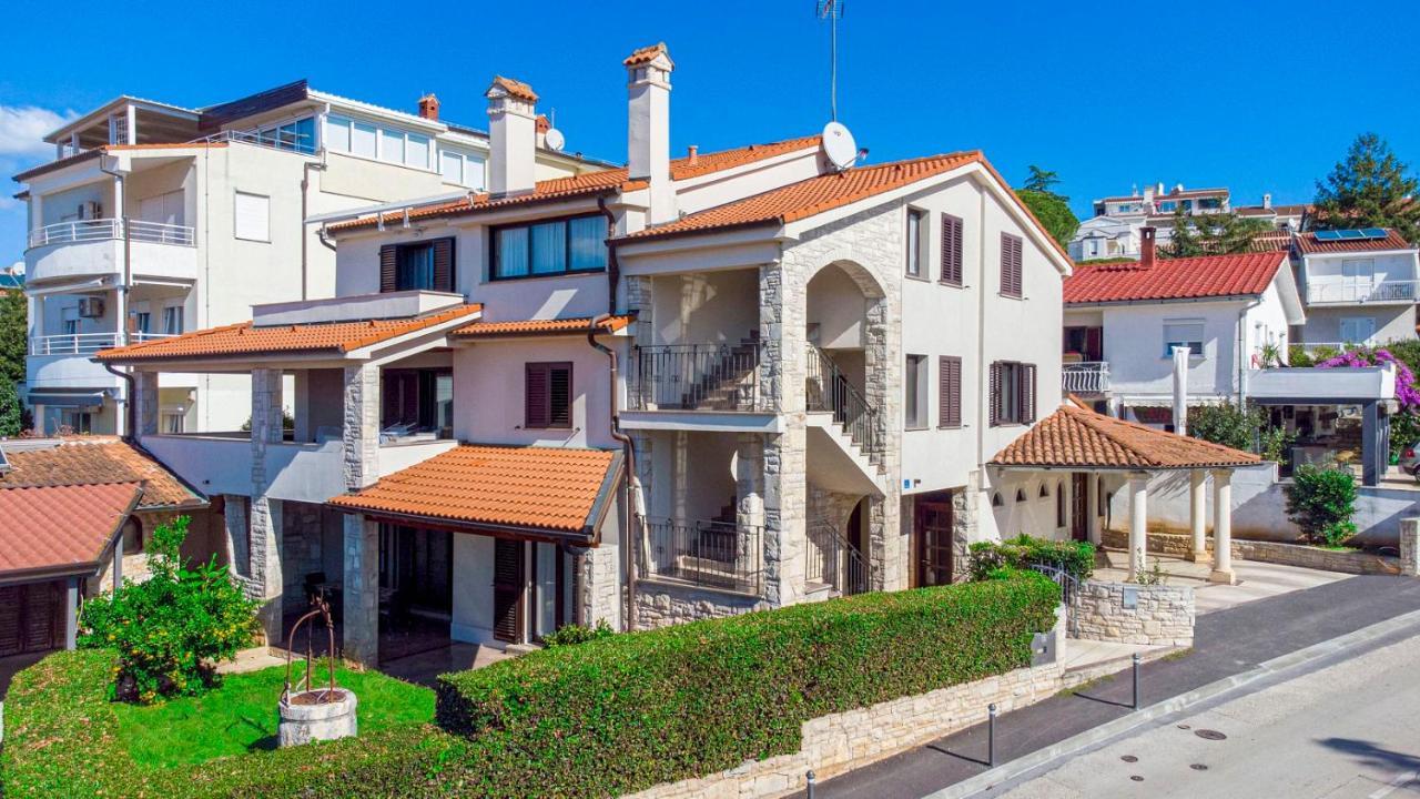 Holiday Apartment 50M From The Beach Pjescana Uvala Bagian luar foto