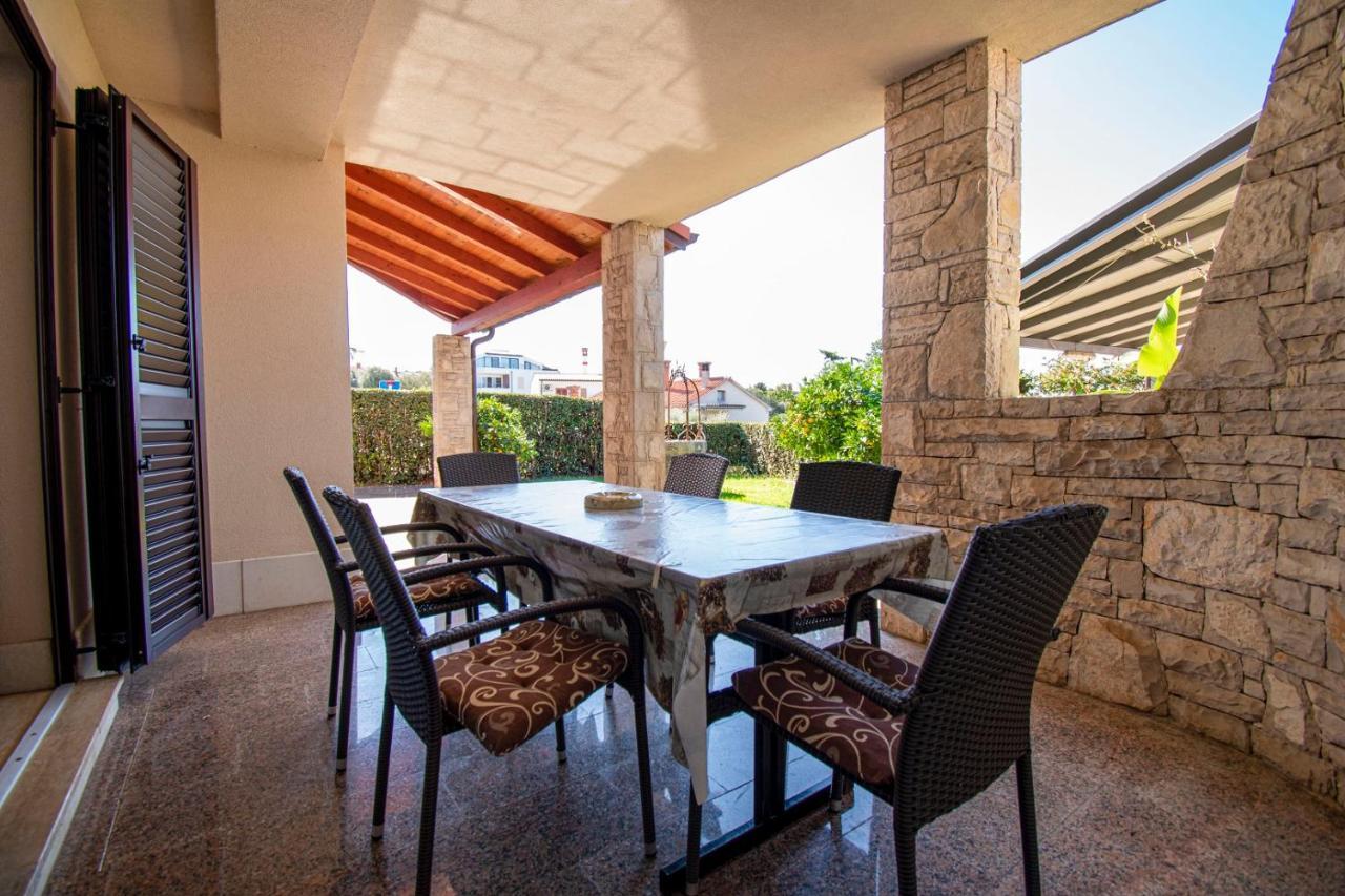 Holiday Apartment 50M From The Beach Pjescana Uvala Bagian luar foto