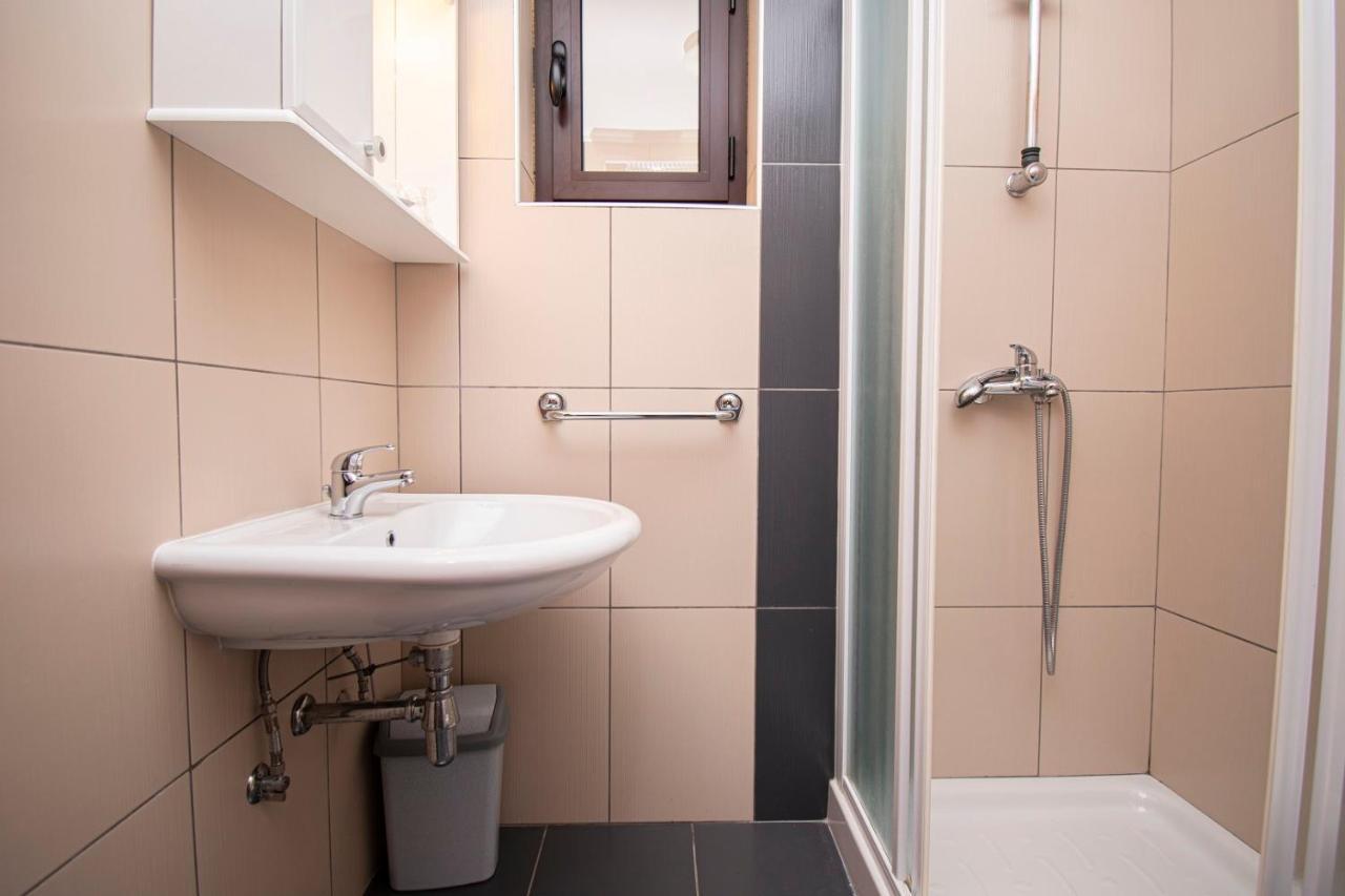 Holiday Apartment 50M From The Beach Pjescana Uvala Bagian luar foto