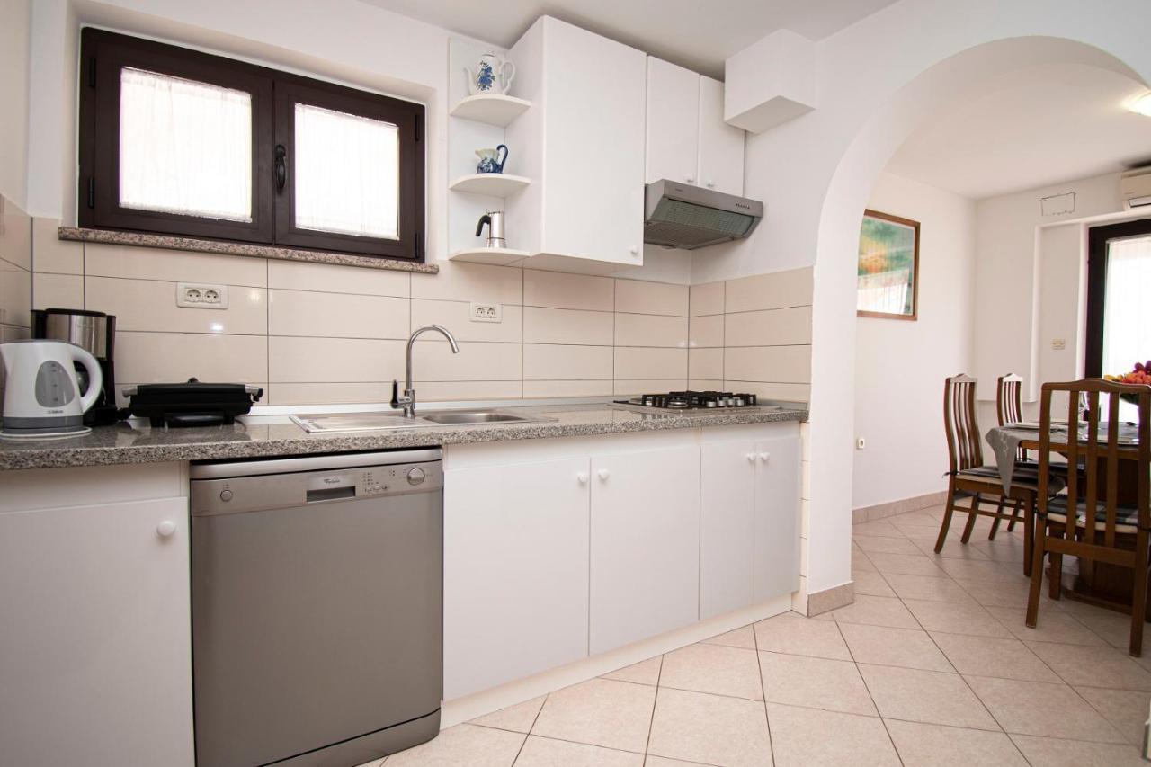 Holiday Apartment 50M From The Beach Pjescana Uvala Bagian luar foto