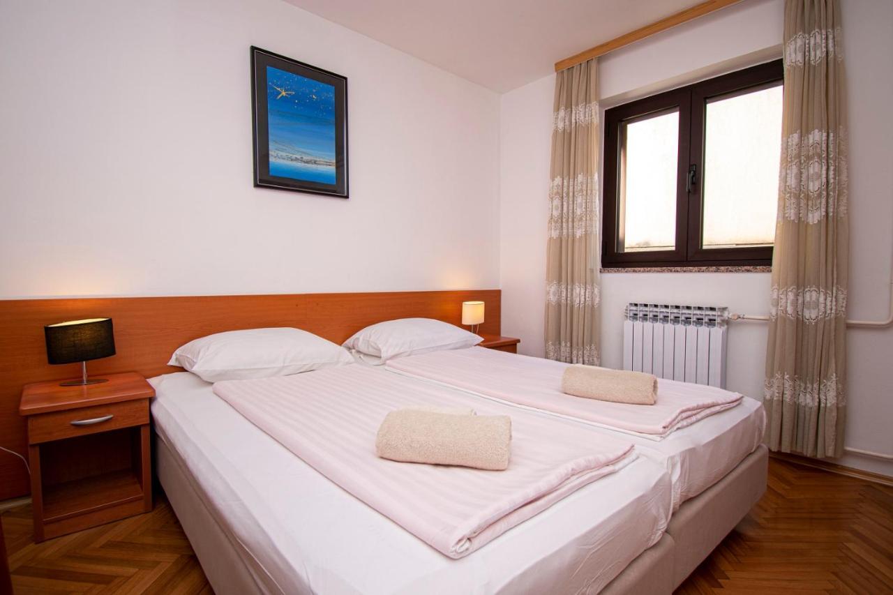 Holiday Apartment 50M From The Beach Pjescana Uvala Bagian luar foto