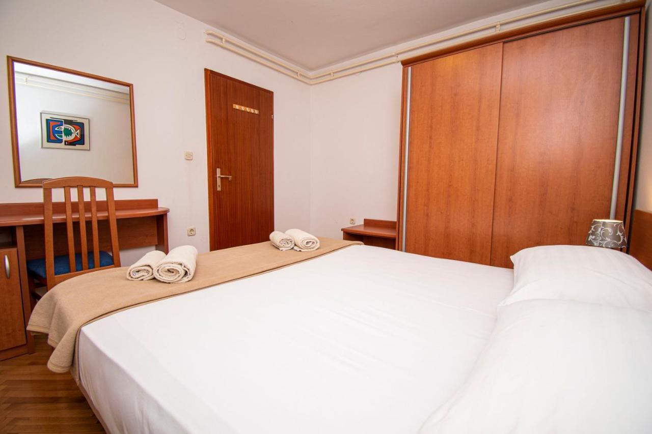 Holiday Apartment 50M From The Beach Pjescana Uvala Bagian luar foto