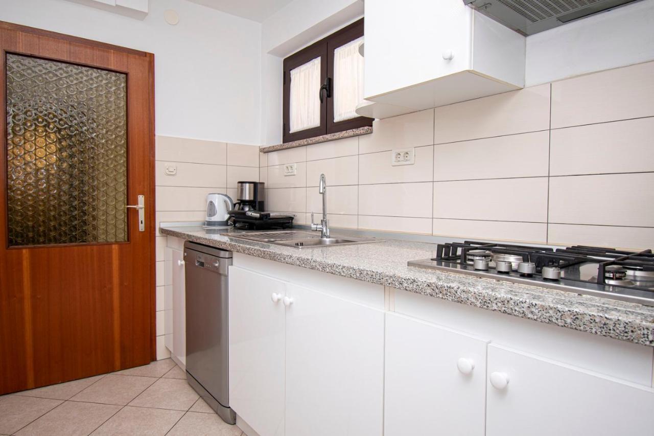 Holiday Apartment 50M From The Beach Pjescana Uvala Bagian luar foto