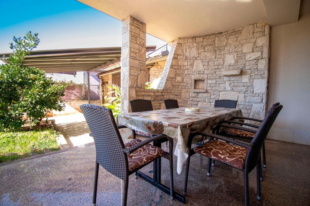 Holiday Apartment 50M From The Beach Pjescana Uvala Bagian luar foto