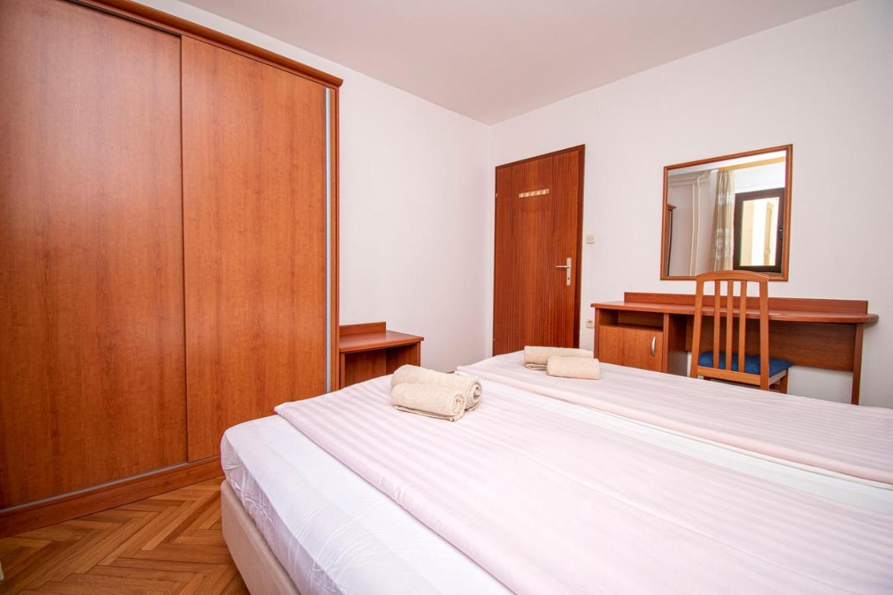 Holiday Apartment 50M From The Beach Pjescana Uvala Bagian luar foto
