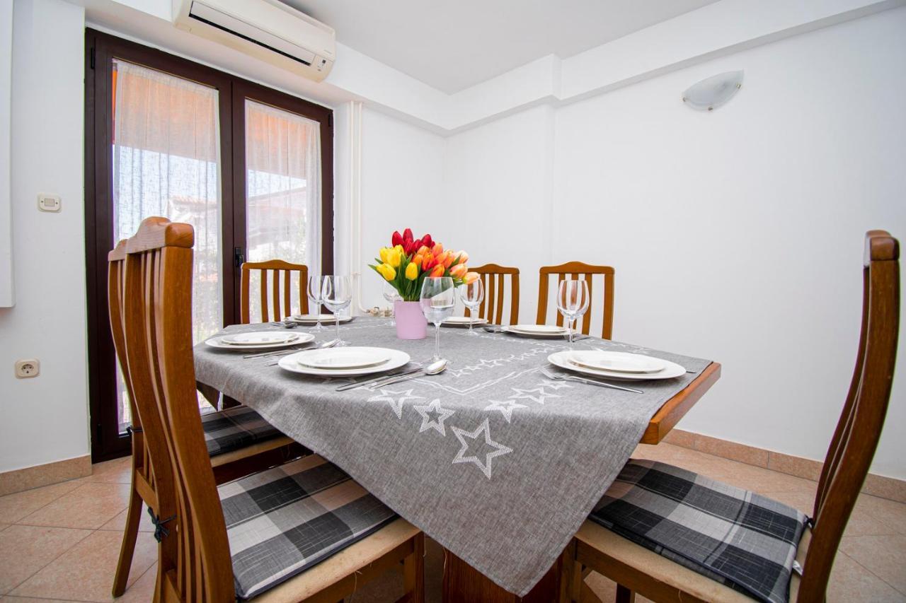 Holiday Apartment 50M From The Beach Pjescana Uvala Bagian luar foto
