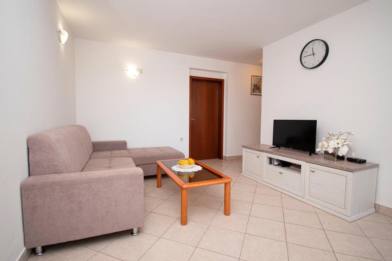Holiday Apartment 50M From The Beach Pjescana Uvala Bagian luar foto