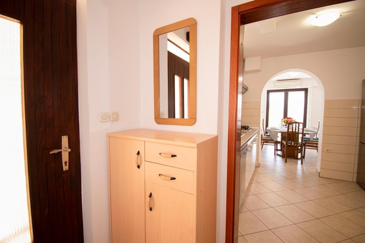 Holiday Apartment 50M From The Beach Pjescana Uvala Bagian luar foto