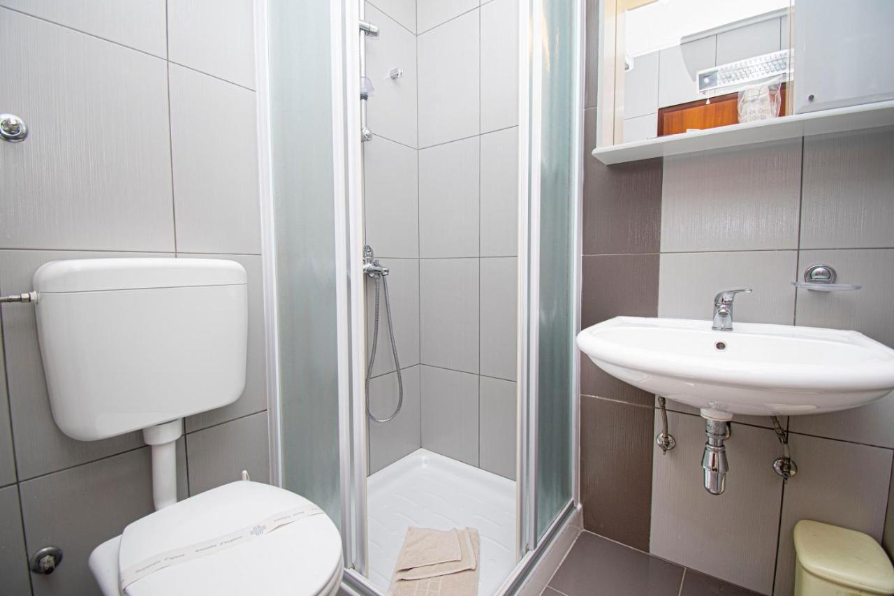 Holiday Apartment 50M From The Beach Pjescana Uvala Bagian luar foto