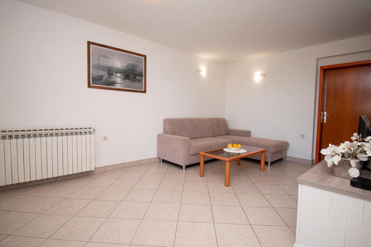 Holiday Apartment 50M From The Beach Pjescana Uvala Bagian luar foto