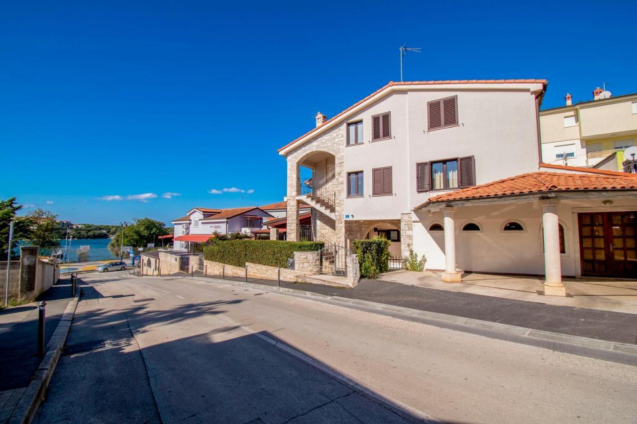 Holiday Apartment 50M From The Beach Pjescana Uvala Bagian luar foto