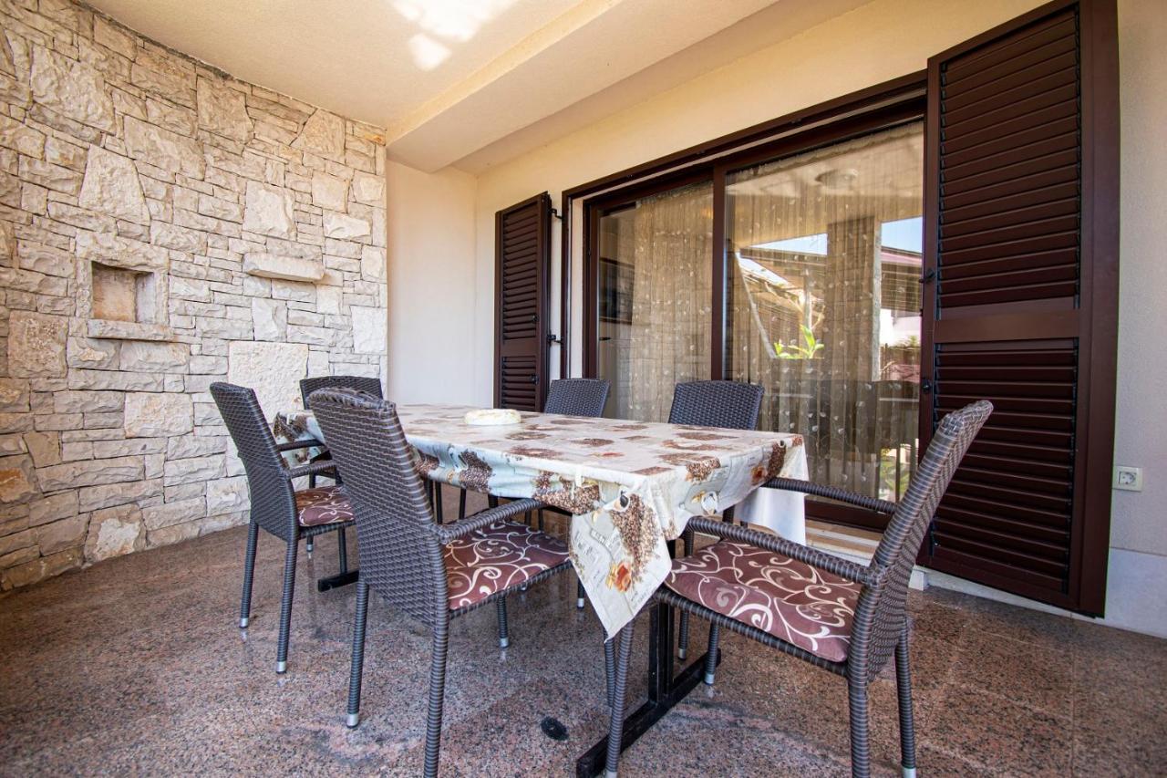 Holiday Apartment 50M From The Beach Pjescana Uvala Bagian luar foto