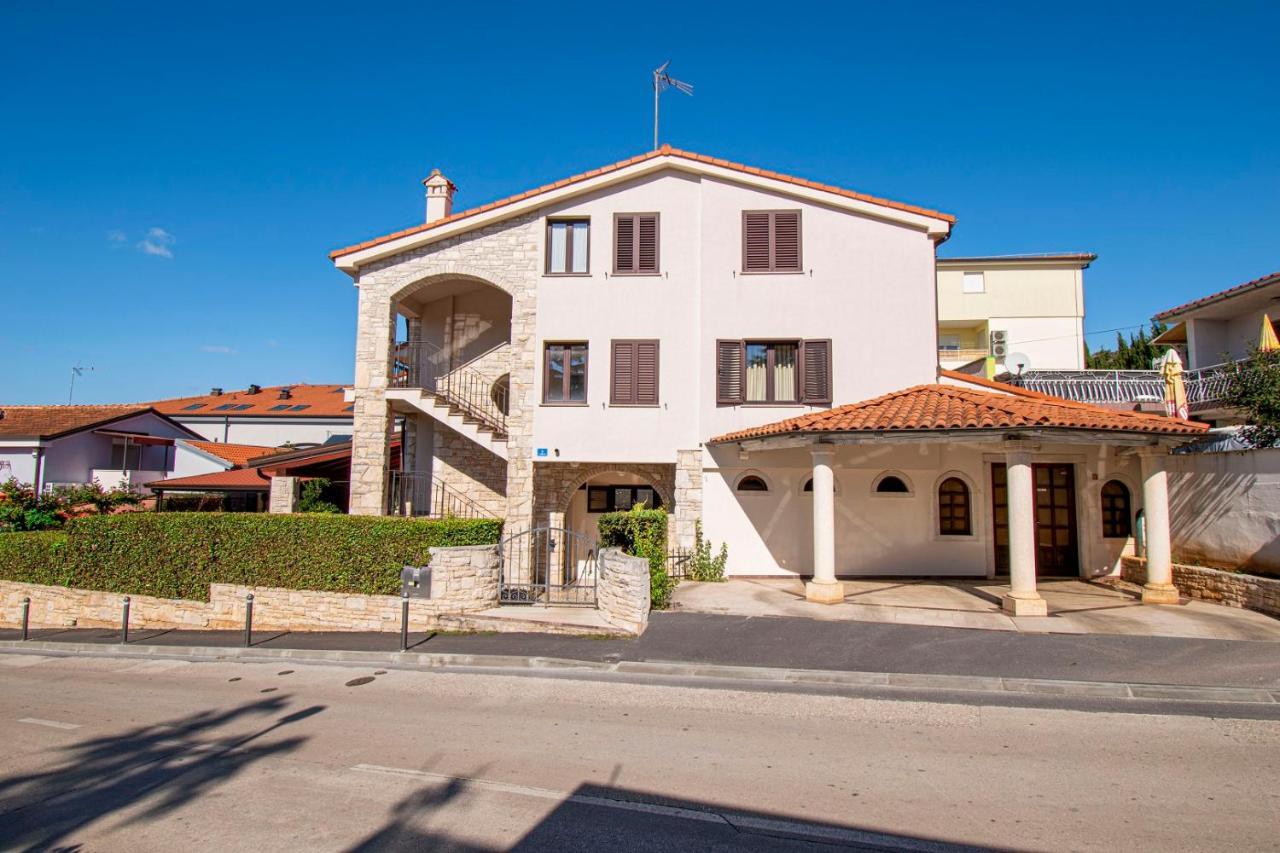 Holiday Apartment 50M From The Beach Pjescana Uvala Bagian luar foto