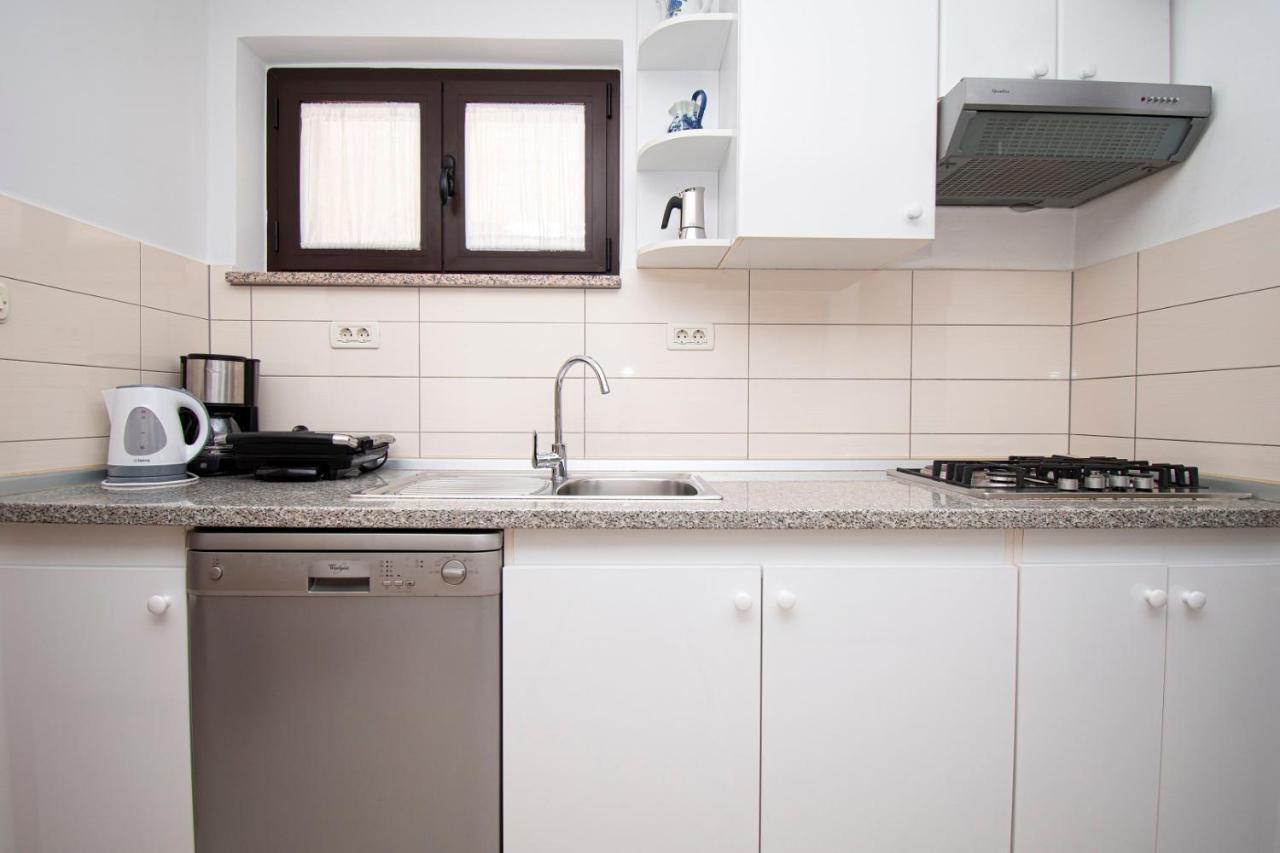 Holiday Apartment 50M From The Beach Pjescana Uvala Bagian luar foto