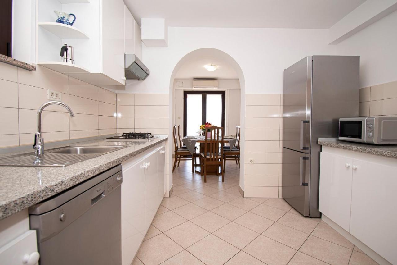 Holiday Apartment 50M From The Beach Pjescana Uvala Bagian luar foto